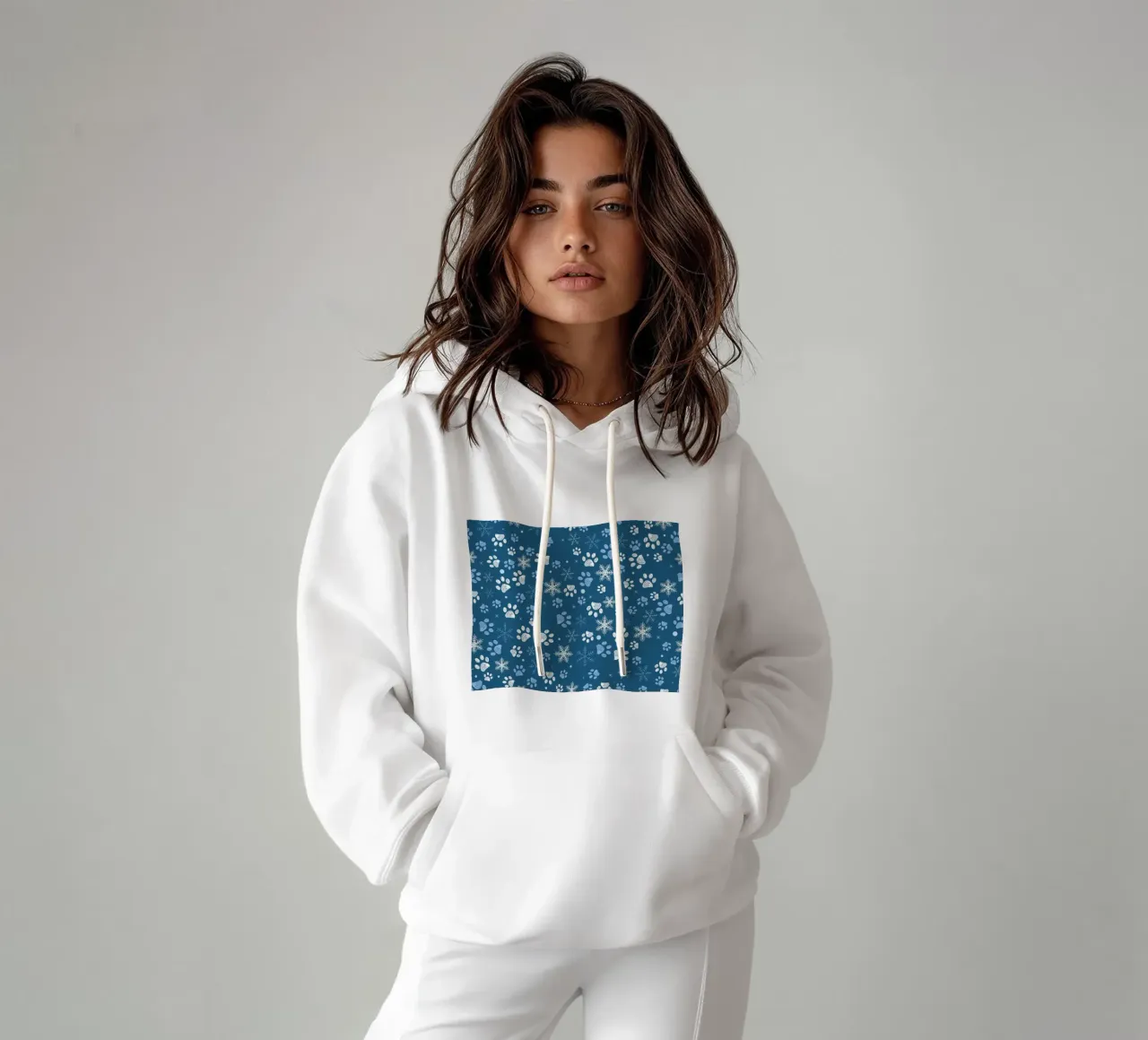 Impronte di zampe con fiocchi di neve blu felpa con cappuccio da GalerieGG