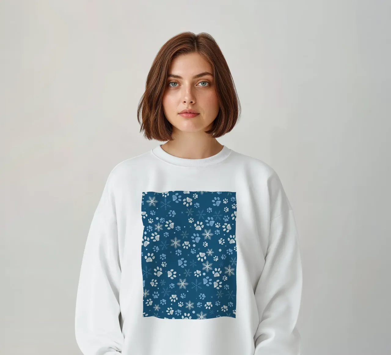 Impronte di zampe con fiocchi di neve blu felpa da GalerieGG