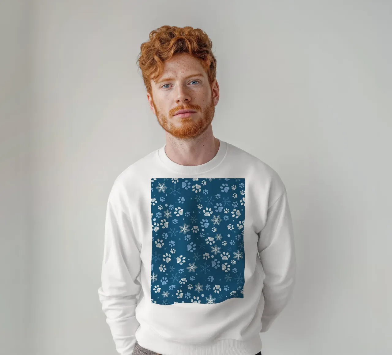 Impronte di zampe con fiocchi di neve blu felpa da GalerieGG