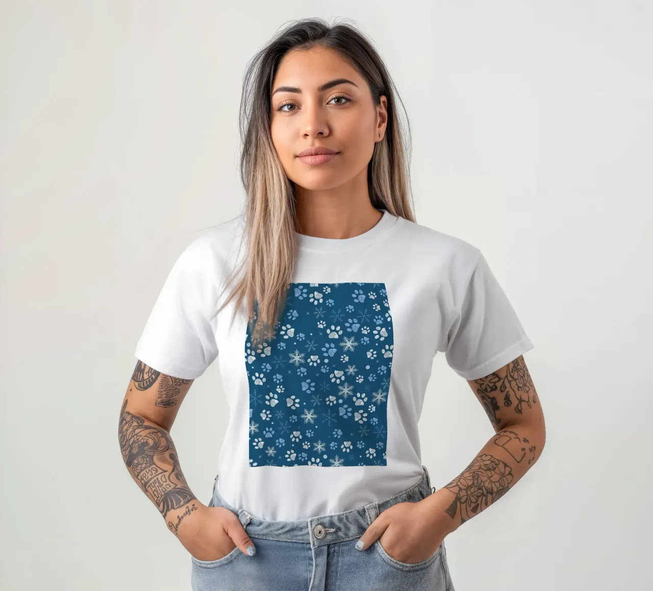 Impronte di zampe con fiocchi di neve blu t-shirt da GalerieGG
