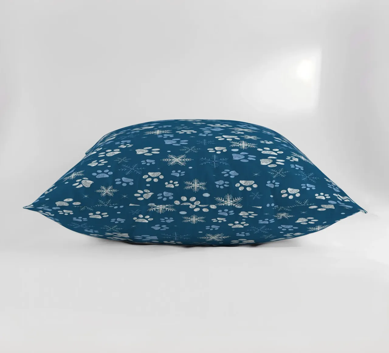 Impronte di zampe con fiocchi di neve blu cuscino da GalerieGG