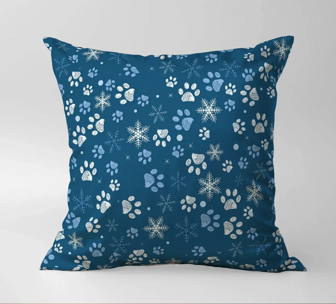 Impronte di zampe con fiocchi di neve blu cuscino da GalerieGG