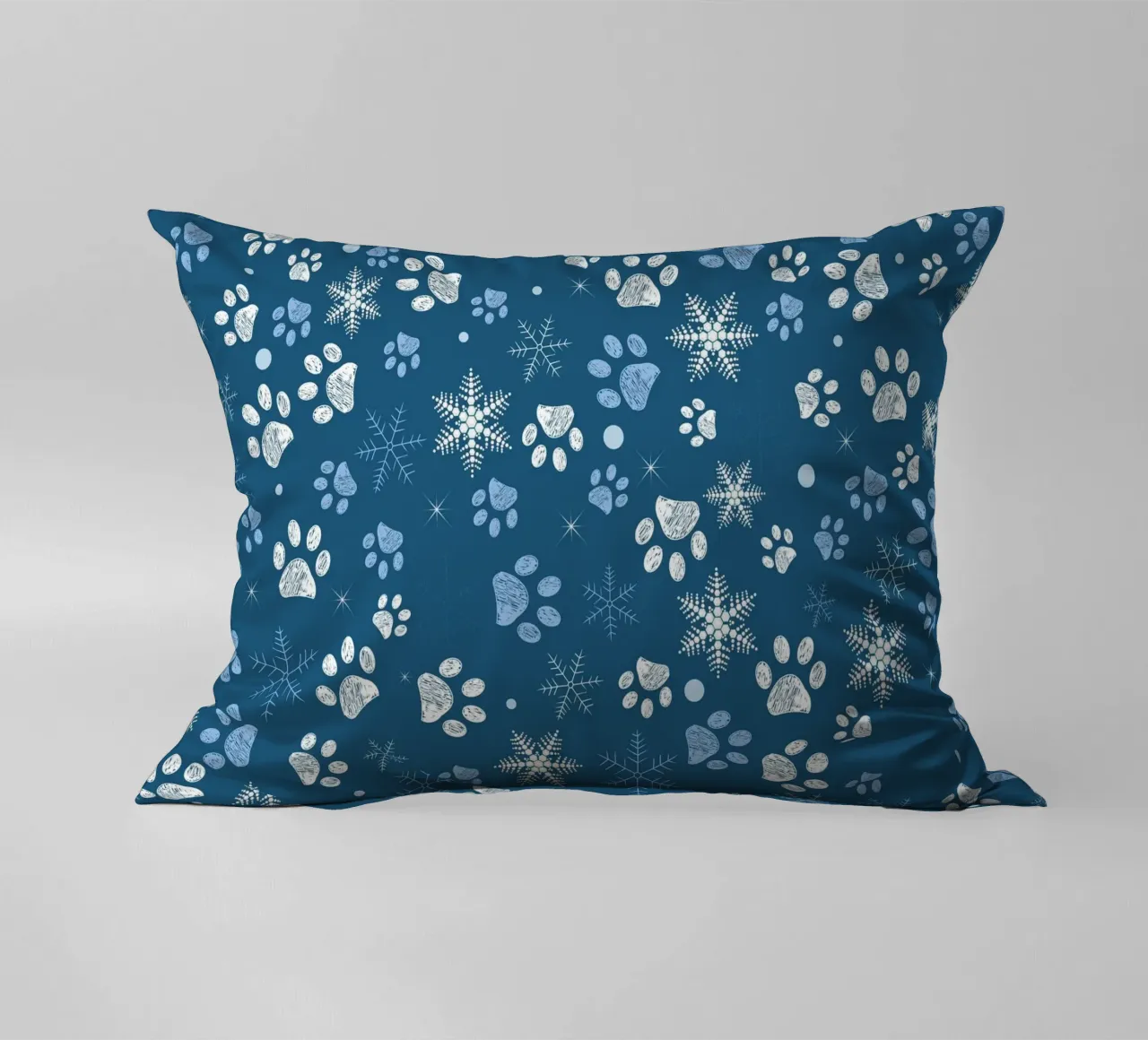 Impronte di zampe con fiocchi di neve blu cuscino da GalerieGG