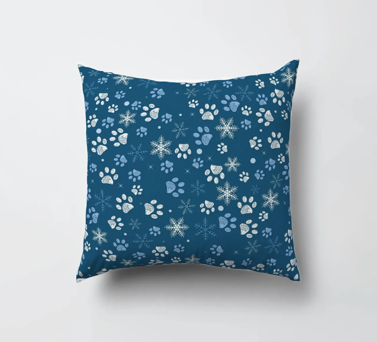 Impronte di zampe con fiocchi di neve blu cuscino da GalerieGG