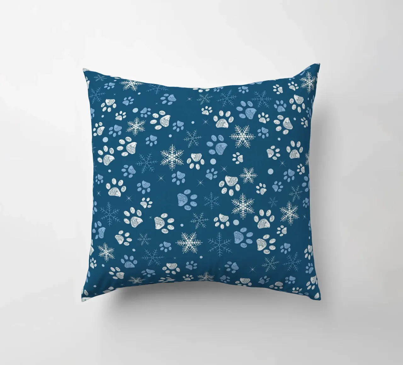 Impronte di zampe con fiocchi di neve blu cuscino da GalerieGG