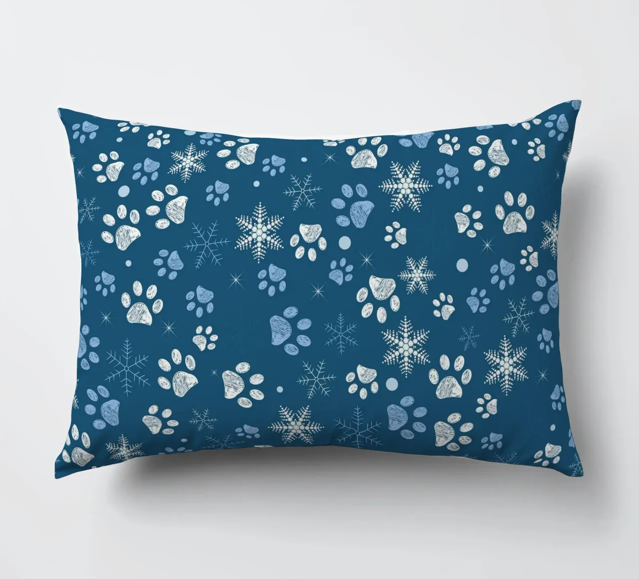 Impronte di zampe con fiocchi di neve blu cuscino da GalerieGG