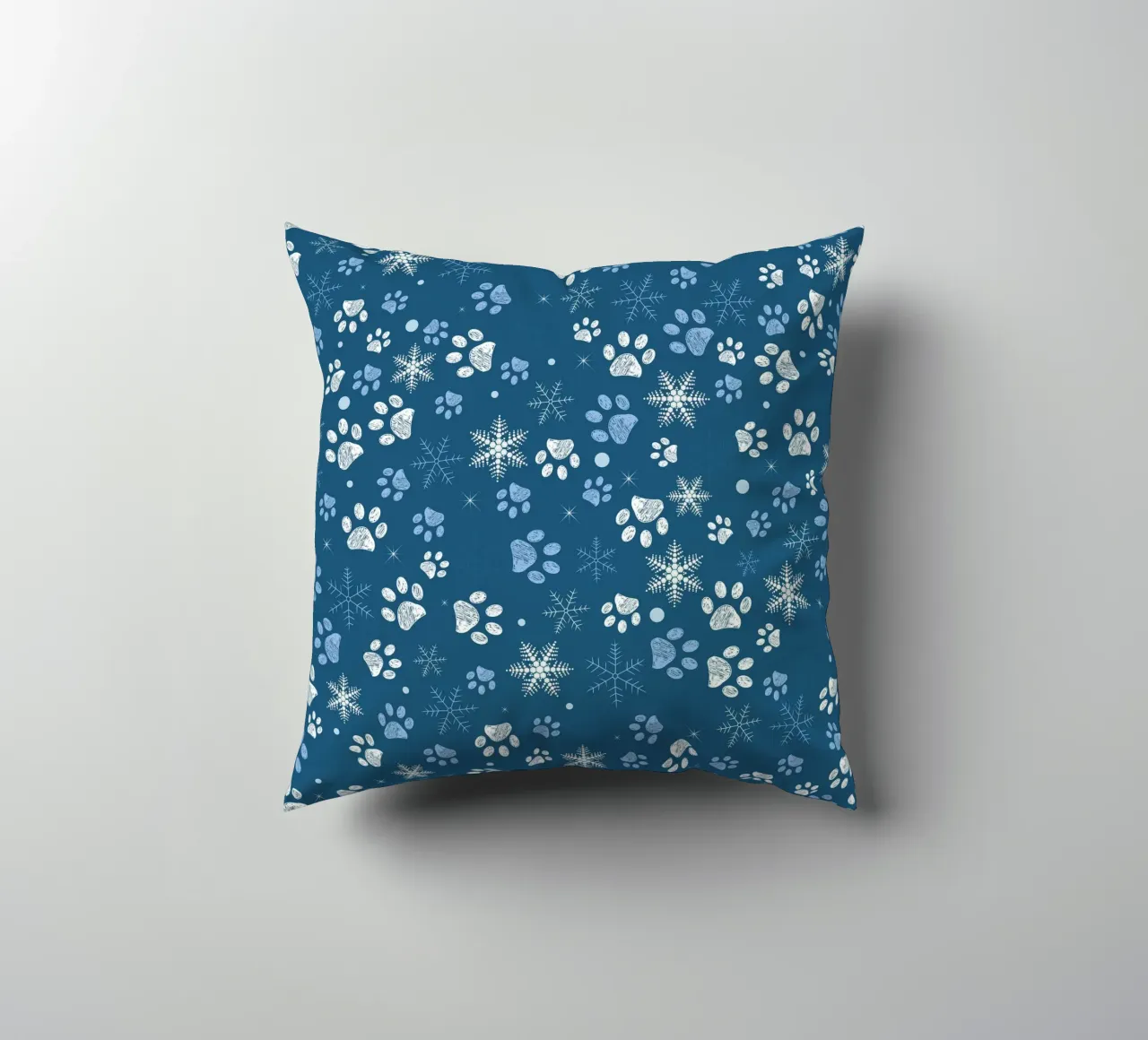 Impronte di zampe con fiocchi di neve blu cuscino da GalerieGG