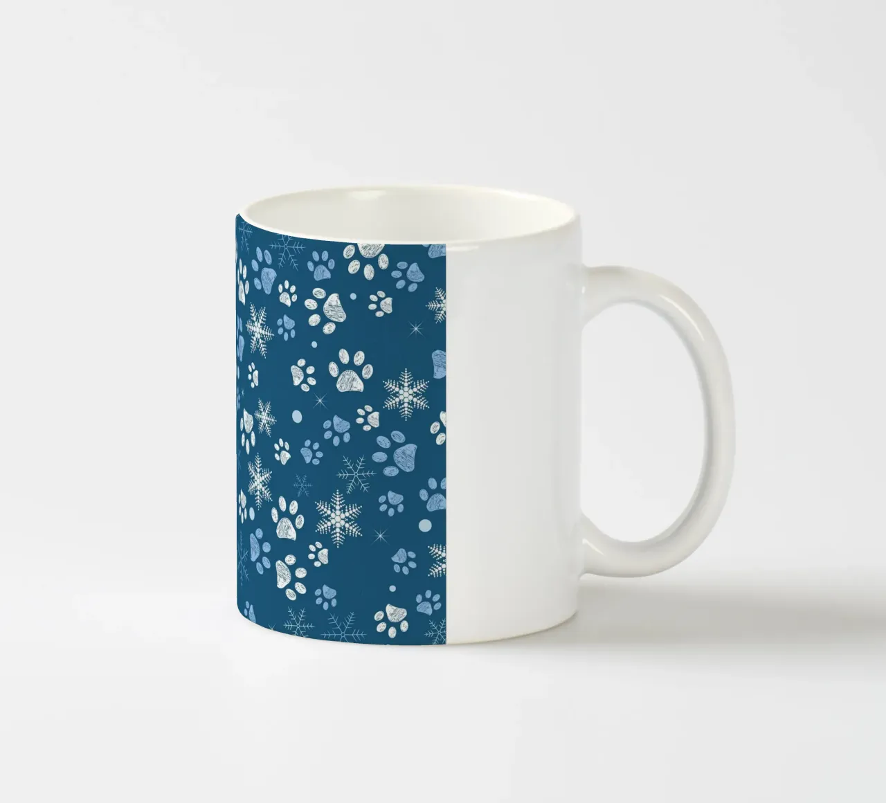Impronte di zampe con fiocchi di neve blu tazza in ceramica da GalerieGG