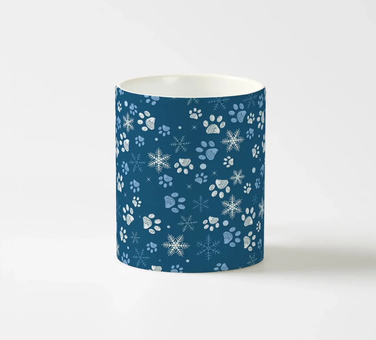 Impronte di zampe con fiocchi di neve blu tazza in ceramica da GalerieGG