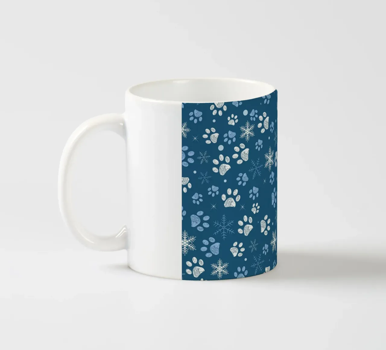 Impronte di zampe con fiocchi di neve blu tazza in ceramica da GalerieGG