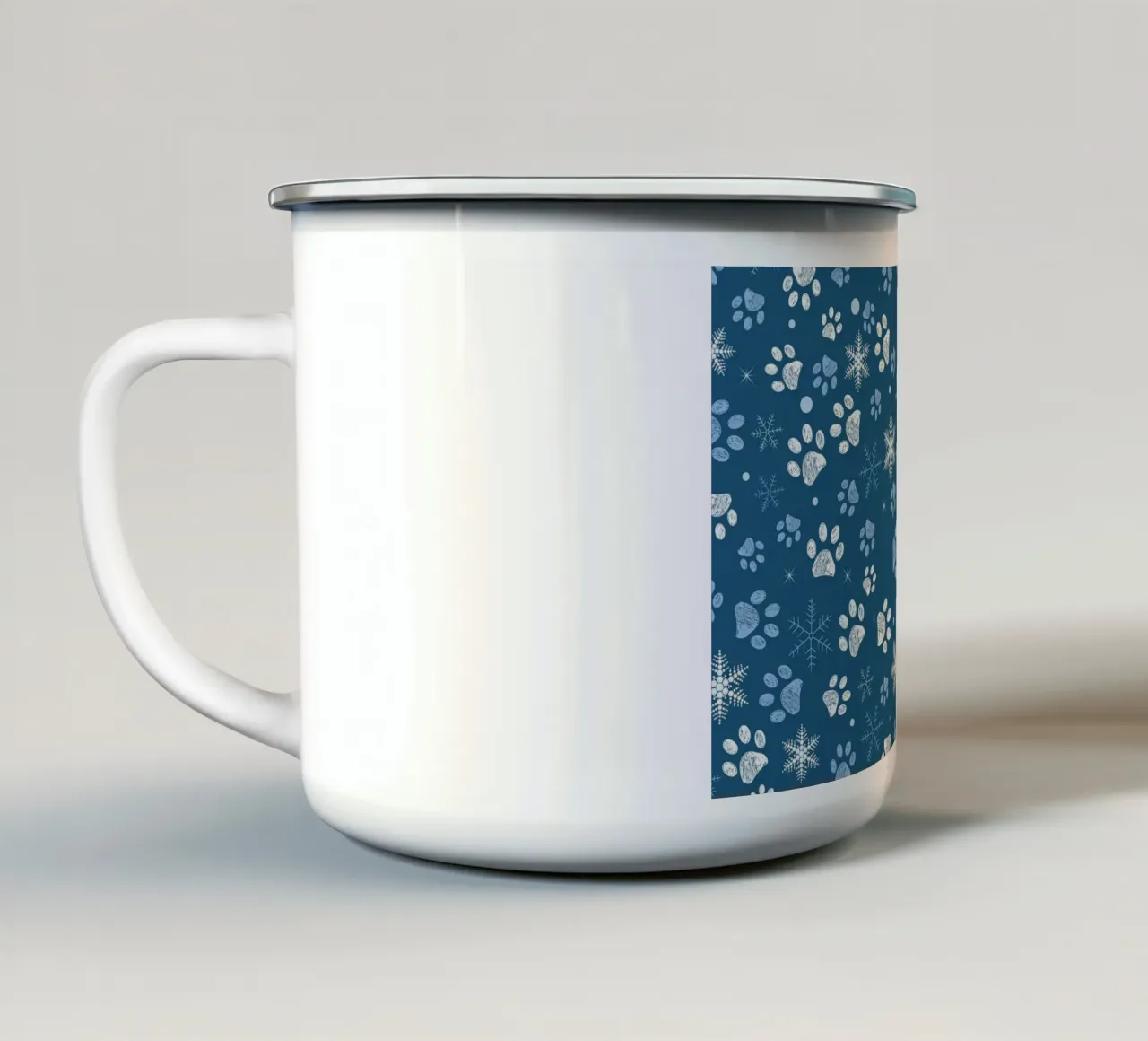 Impronte di zampe con fiocchi di neve blu tazza in smalto da GalerieGG
