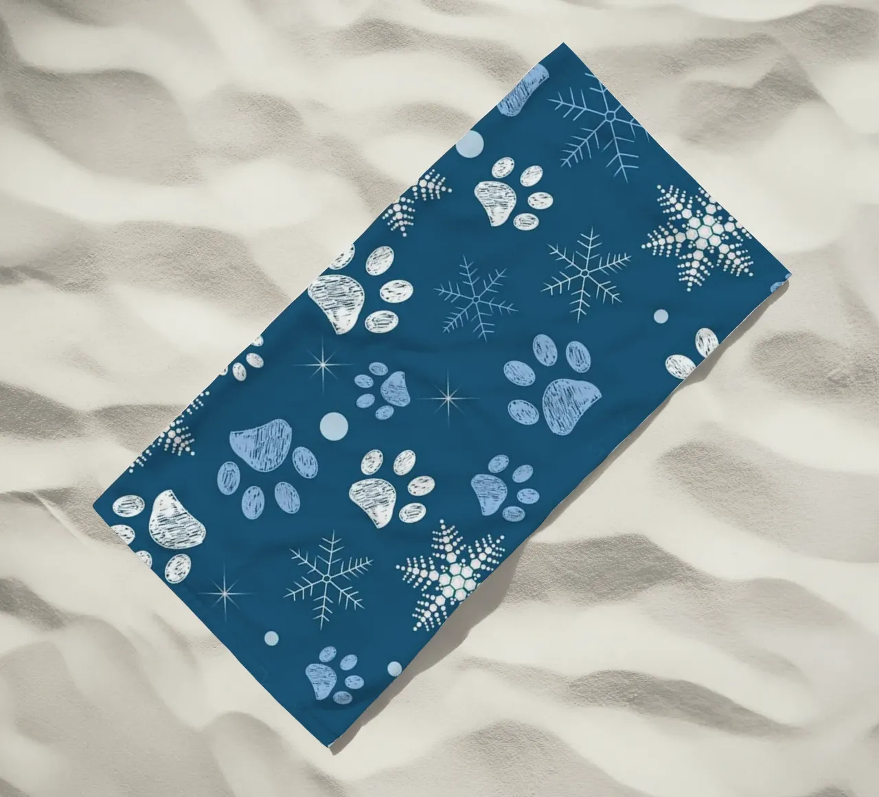 Impronte di zampe con fiocchi di neve blu telo mare da GalerieGG