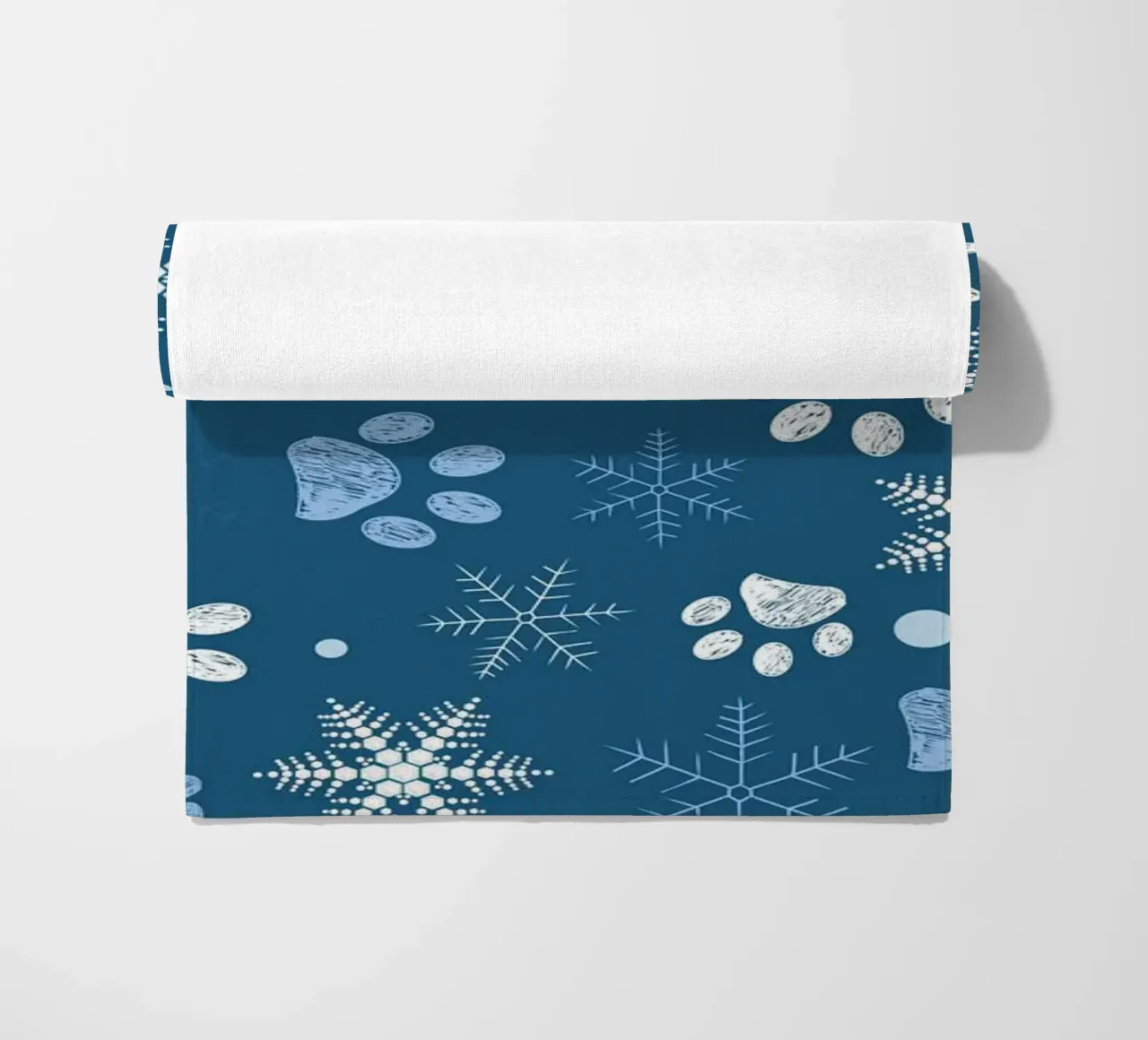 Impronte di zampe con fiocchi di neve blu telo mare da GalerieGG