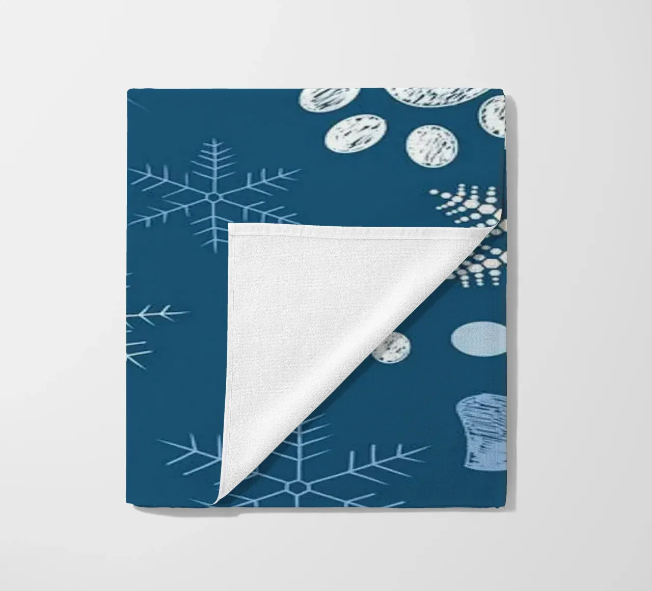 Impronte di zampe con fiocchi di neve blu telo mare da GalerieGG