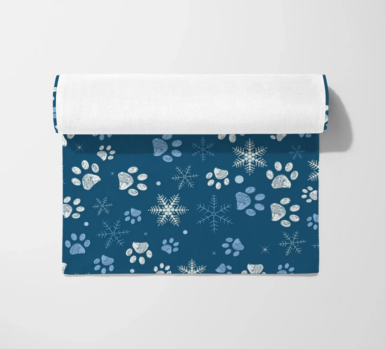 Impronte di zampe con fiocchi di neve blu telo mare da GalerieGG