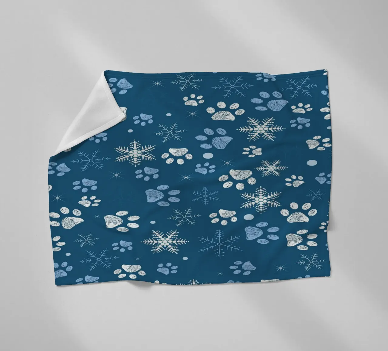Impronte di zampe con fiocchi di neve blu coperta in pile da GalerieGG