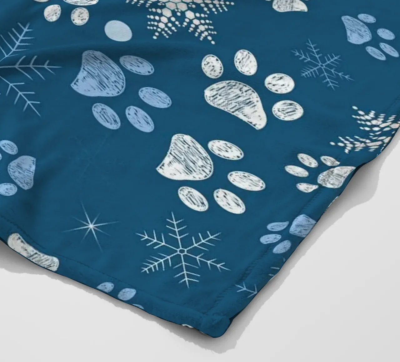 Impronte di zampe con fiocchi di neve blu coperta in pile da GalerieGG