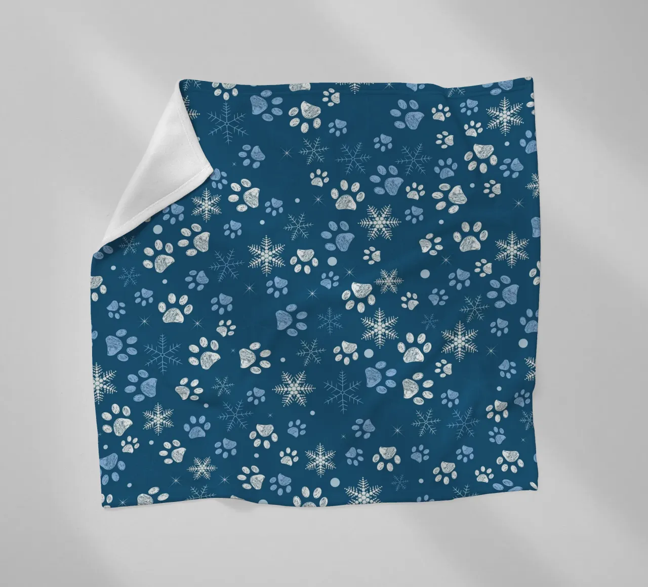 Impronte di zampe con fiocchi di neve blu coperta in pile da GalerieGG