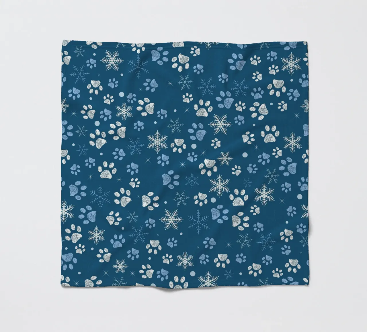 Impronte di zampe con fiocchi di neve blu coperta in pile da GalerieGG