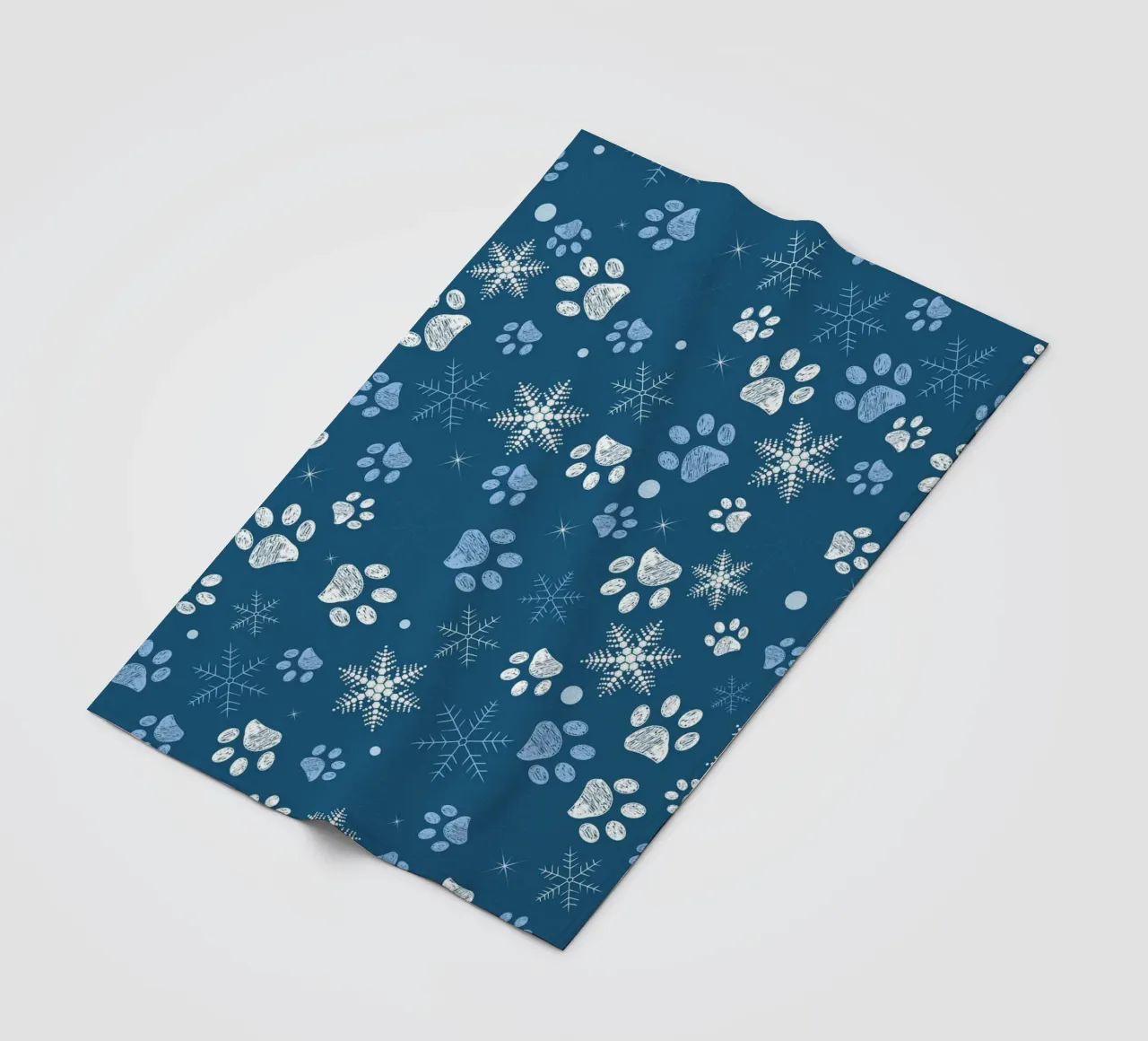 Impronte di zampe con fiocchi di neve blu coperta in pile da GalerieGG