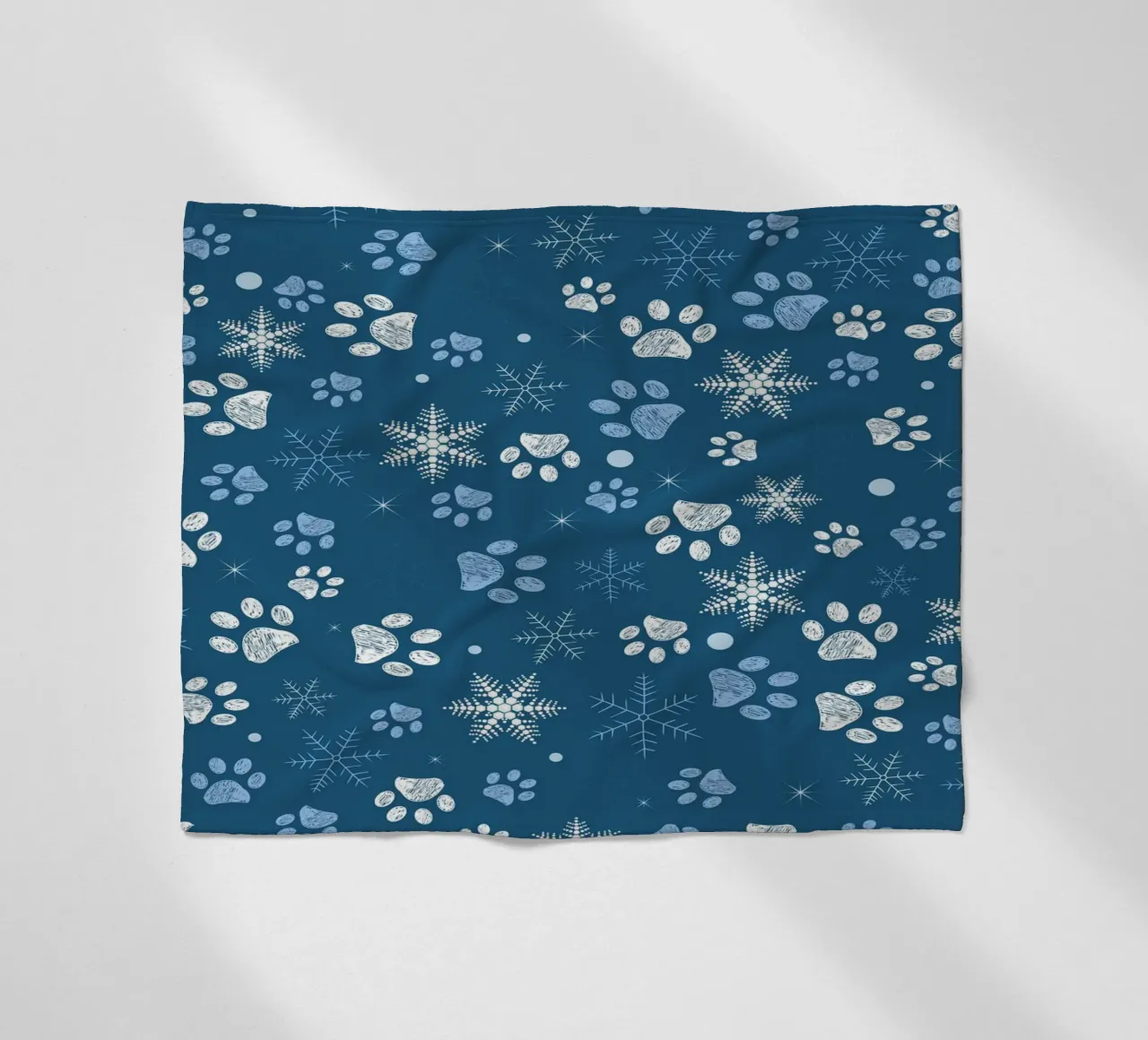 Impronte di zampe con fiocchi di neve blu coperta in pile da GalerieGG