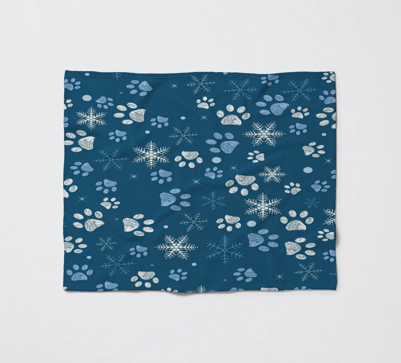 Impronte di zampe con fiocchi di neve blu coperta in pile da GalerieGG