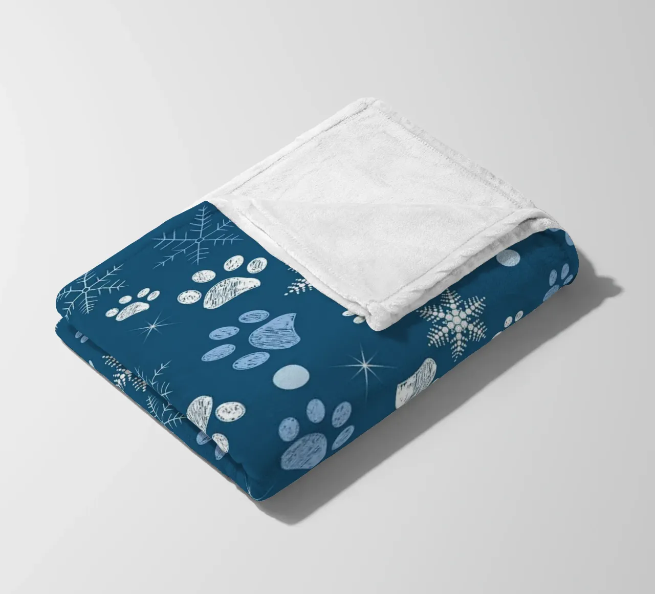 Impronte di zampe con fiocchi di neve blu coperta in pile da GalerieGG