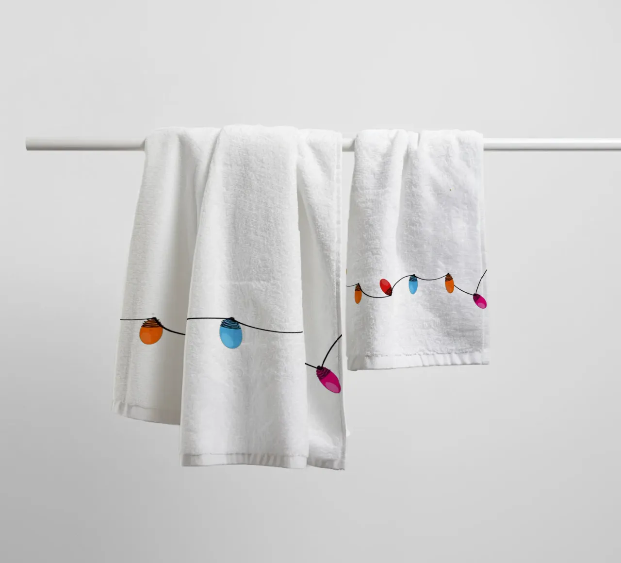 Cornice natalizia colorata con lampadina asciugamano da bagno da GalerieGG