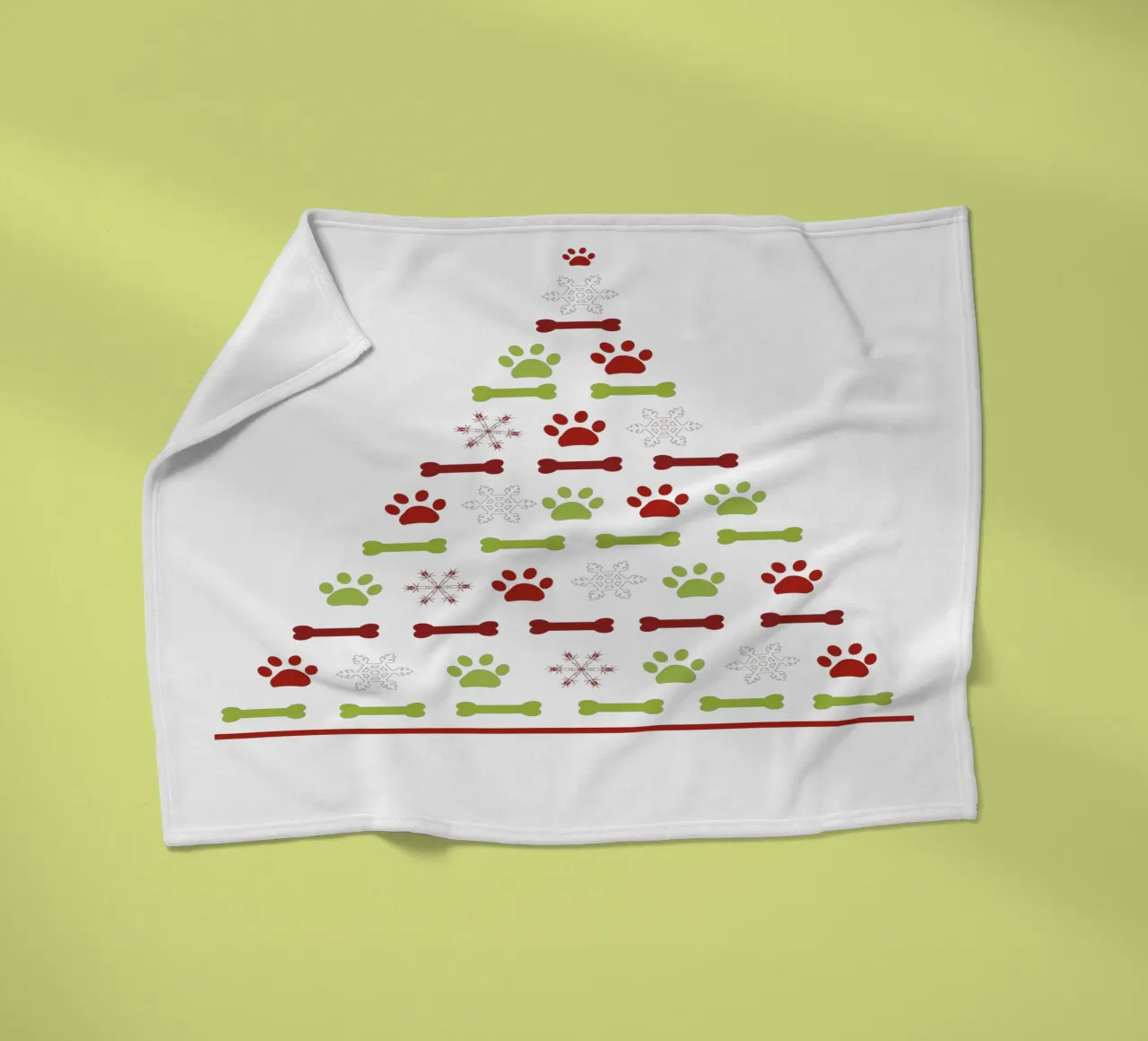 Albero di pino fatto di impronte di zampe coperta in pile da GalerieGG