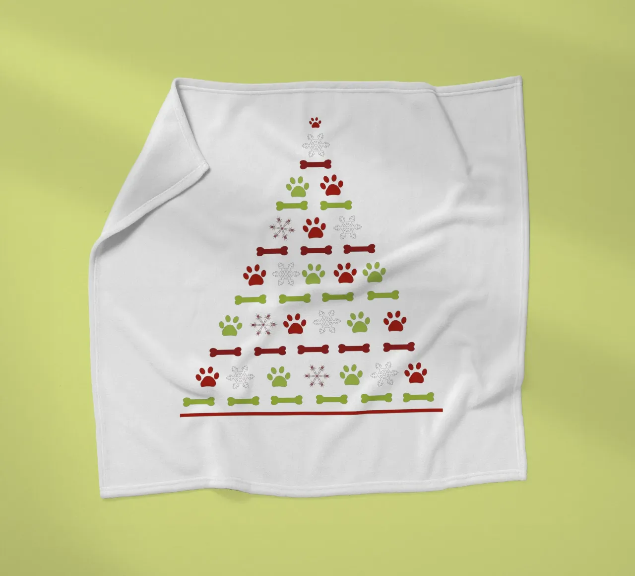Albero di pino fatto di impronte di zampe coperta in pile da GalerieGG