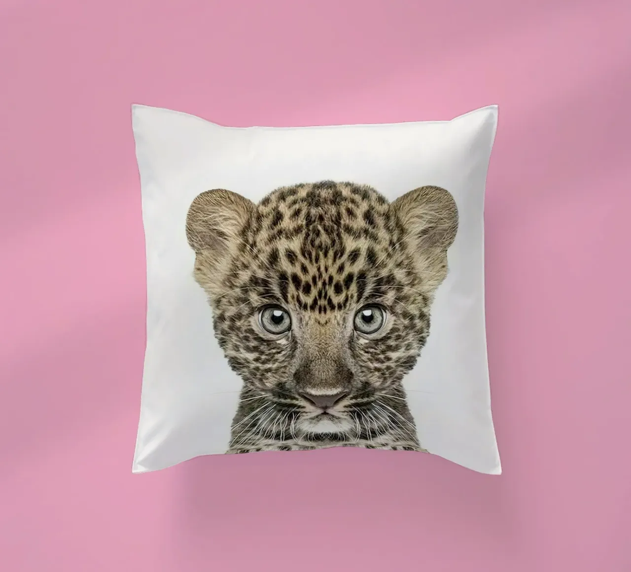 Bambino leopardo cuscino da Emil Art Studio