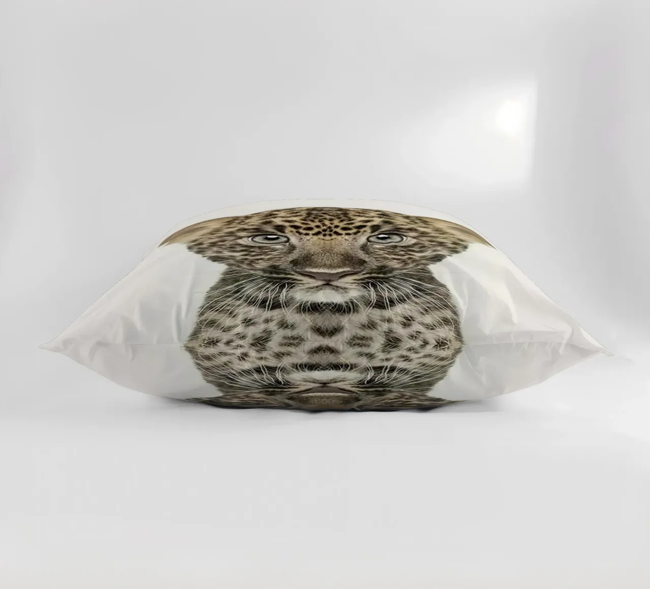 Bambino leopardo cuscino da Emil Art Studio