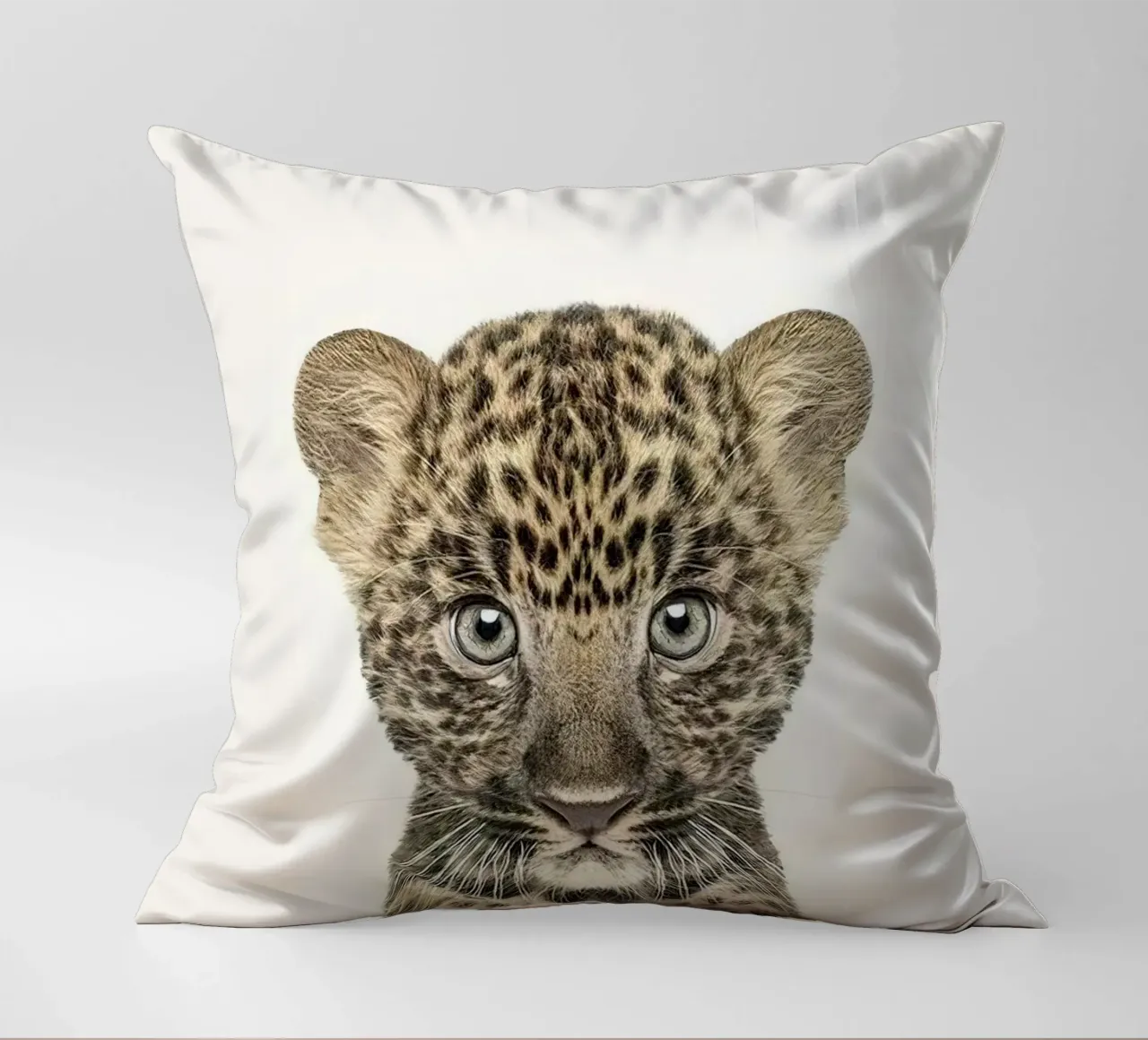 Bambino leopardo cuscino da Emil Art Studio