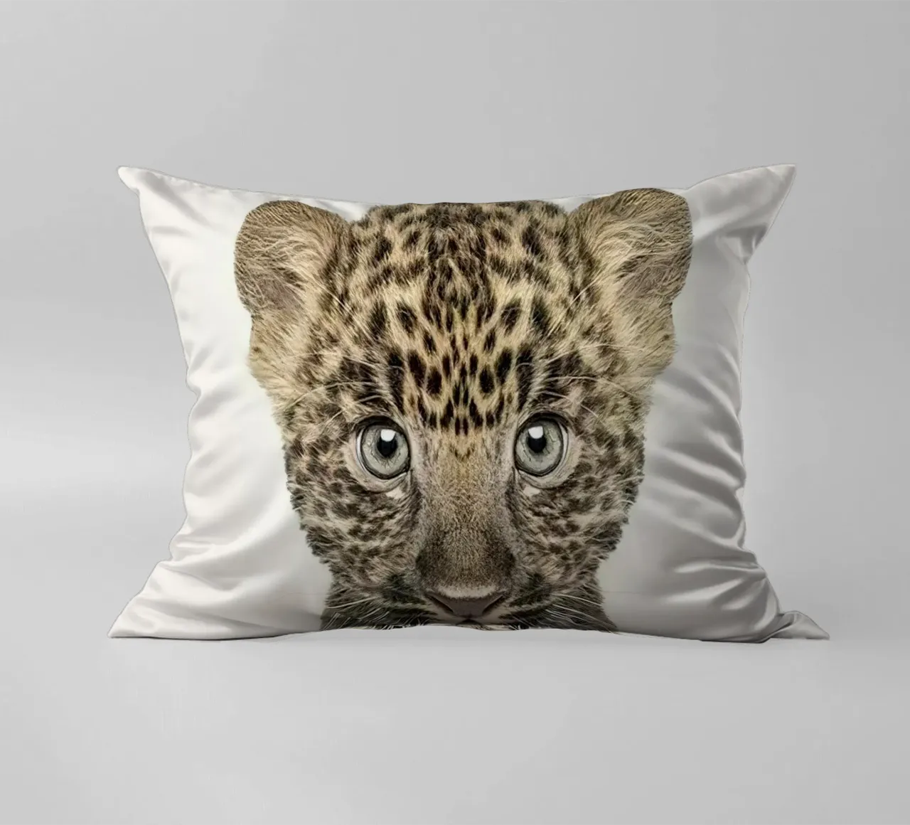 Bambino leopardo cuscino da Emil Art Studio