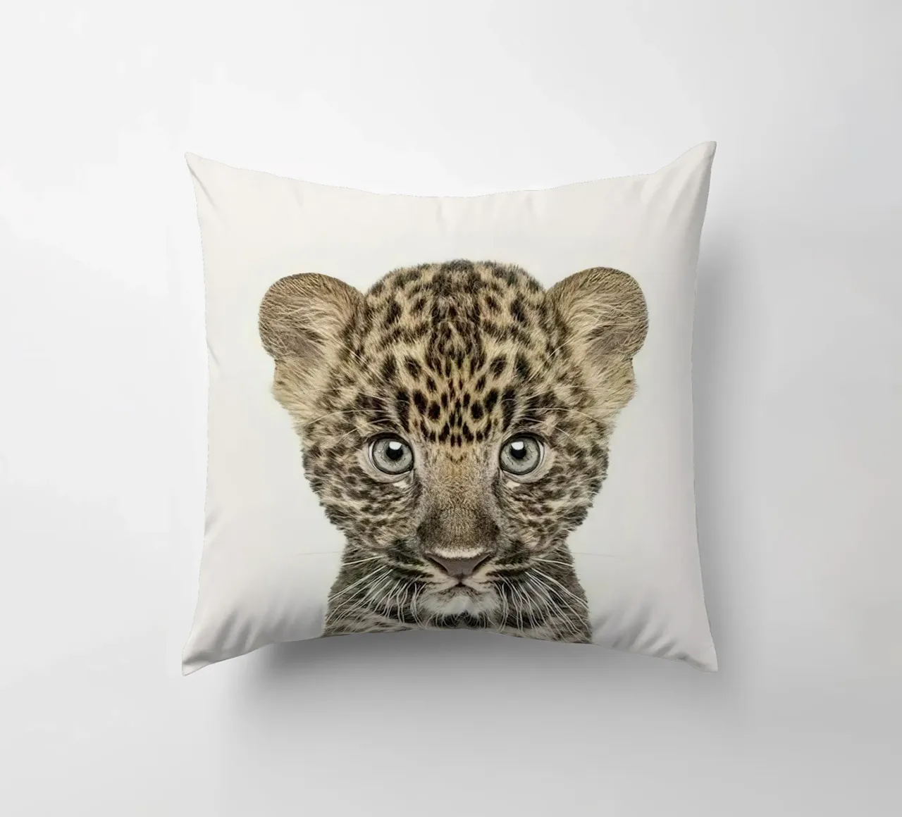 Bambino leopardo cuscino da Emil Art Studio
