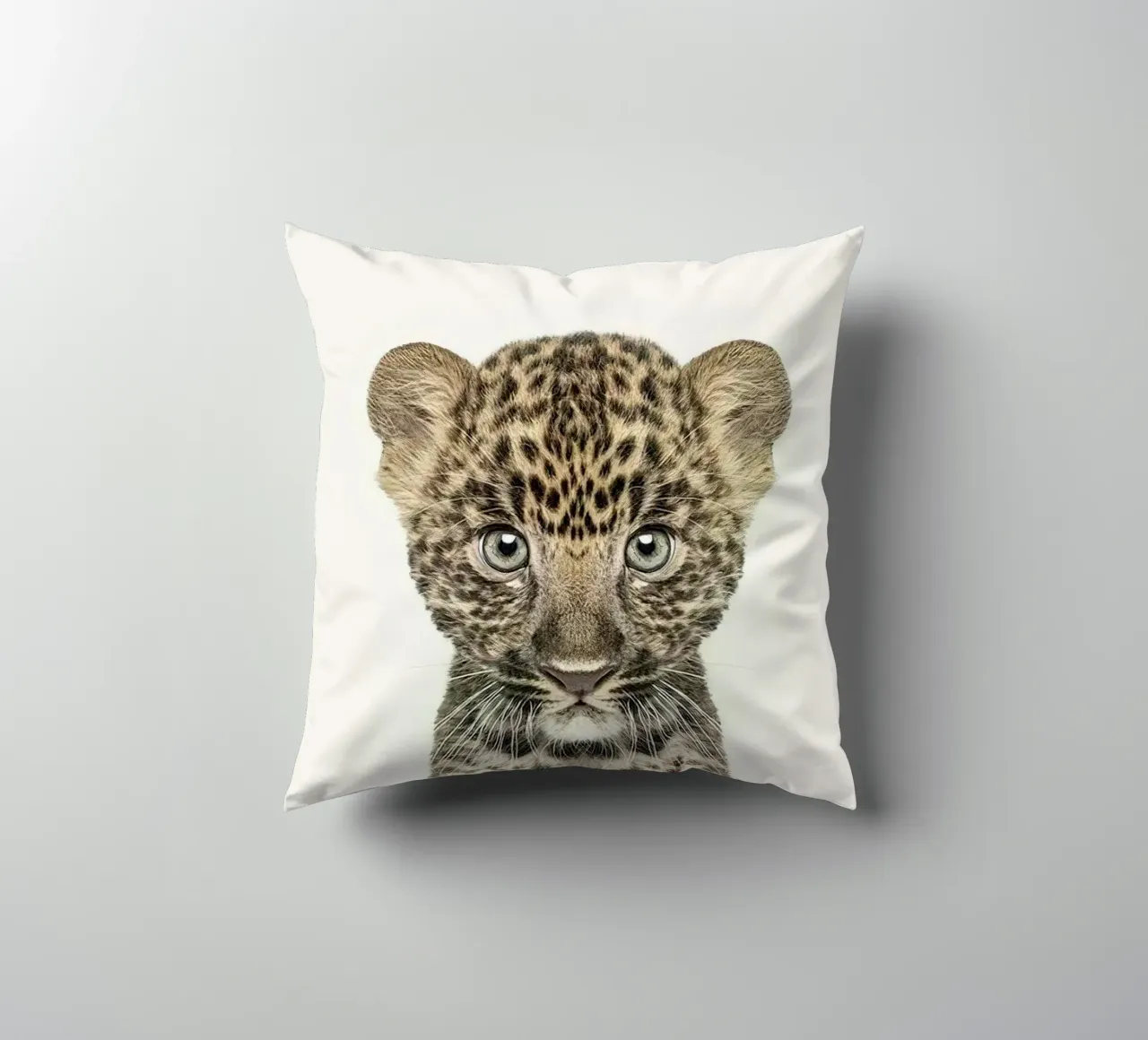 Bambino leopardo cuscino da Emil Art Studio