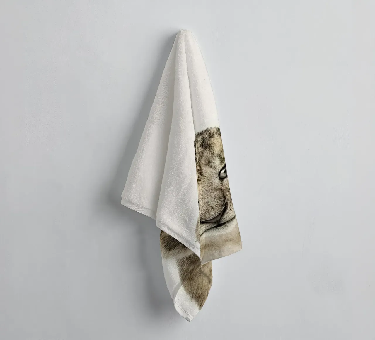 Il cucciolo di leone asciugamano da bagno da Emil Art Studio