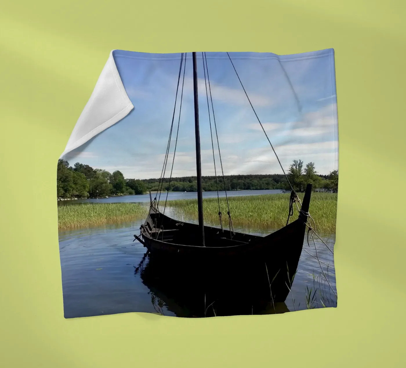 Viking boat Fleecedecke von Piccola Serenata