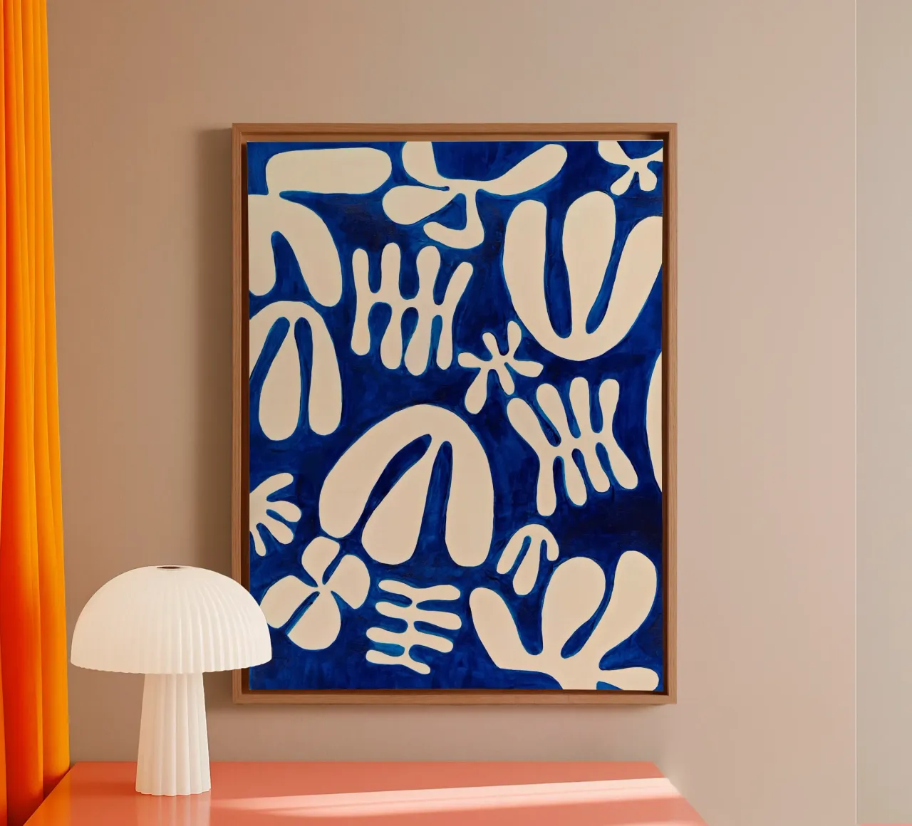 Marisol Evora - Fiori bianchi e blu tela con Cornice a cassetta da The Artcircle
