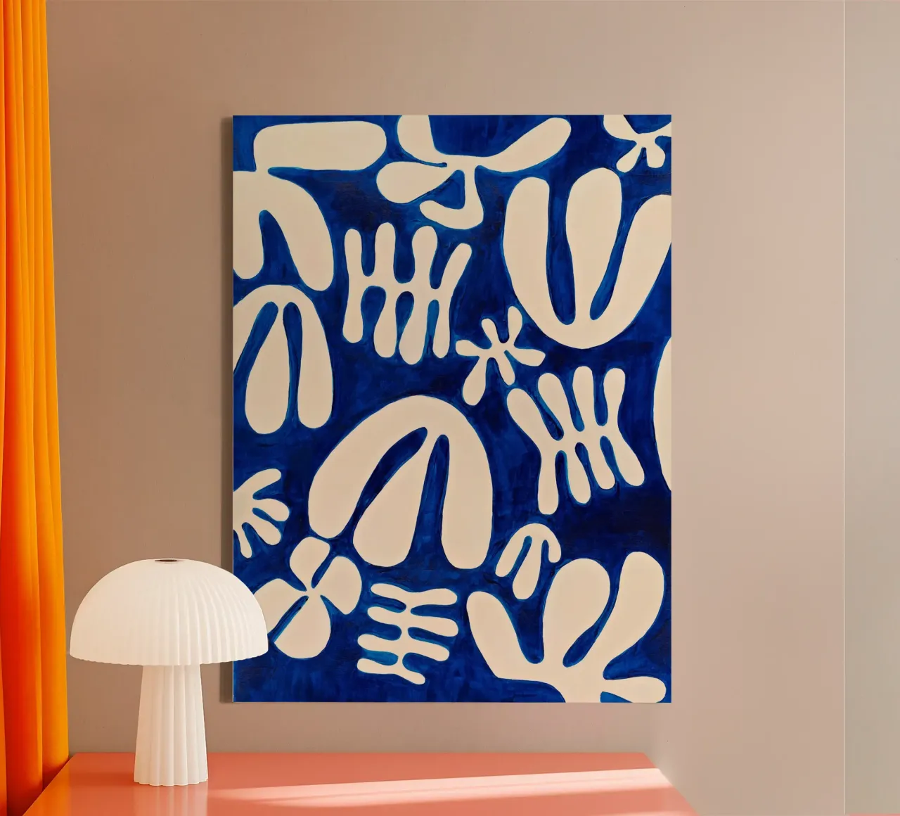 Marisol Evora - Fiori bianchi e blu tela con Cornice a cassetta da The Artcircle