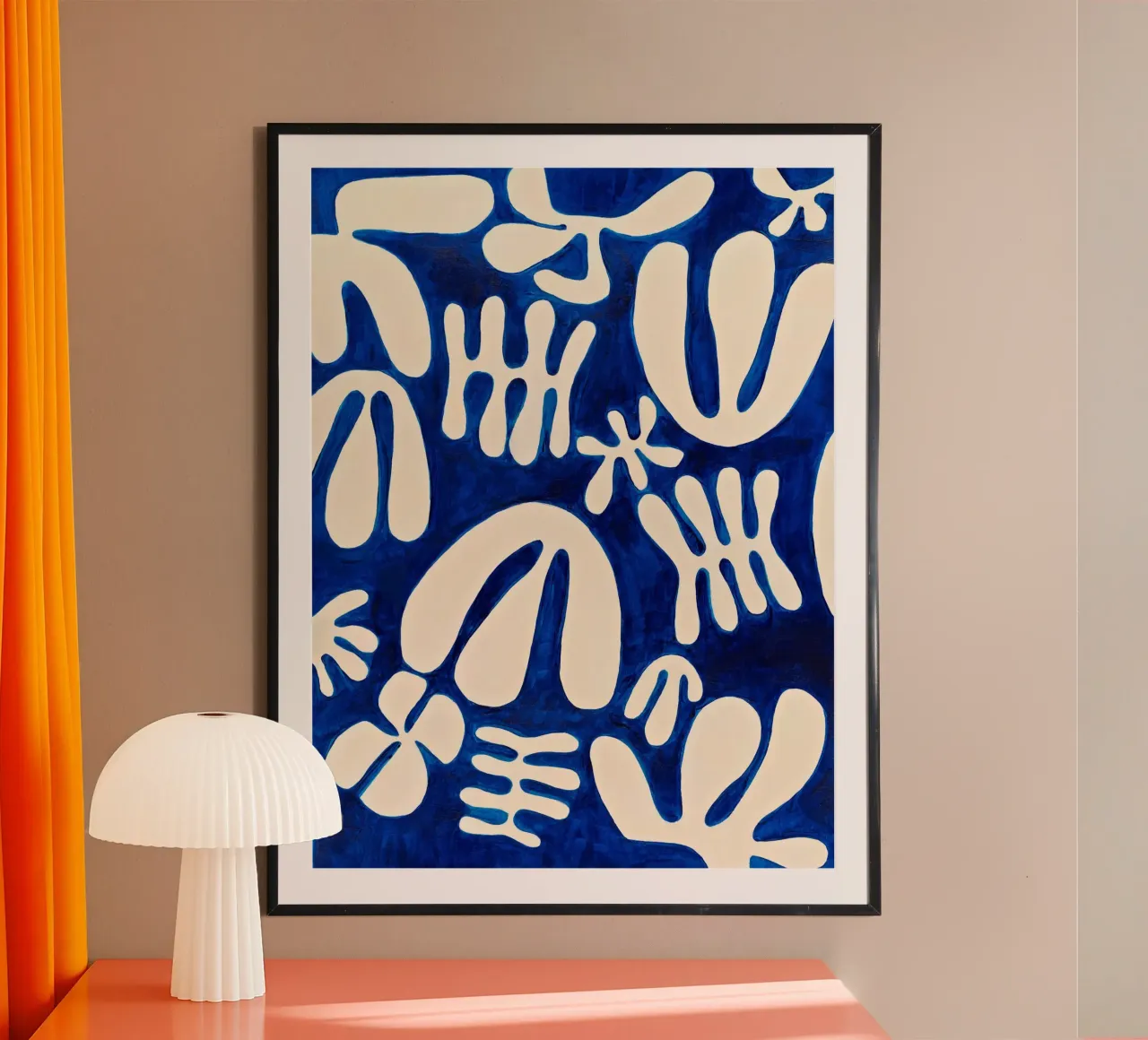 Marisol Evora - Fiori bianchi e blu poster con telaio in plastica da The Artcircle
