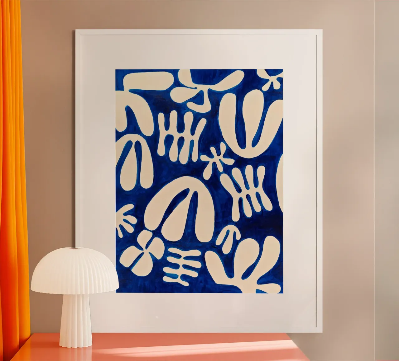 Marisol Evora - Fiori bianchi e blu poster con telaio in plastica da The Artcircle