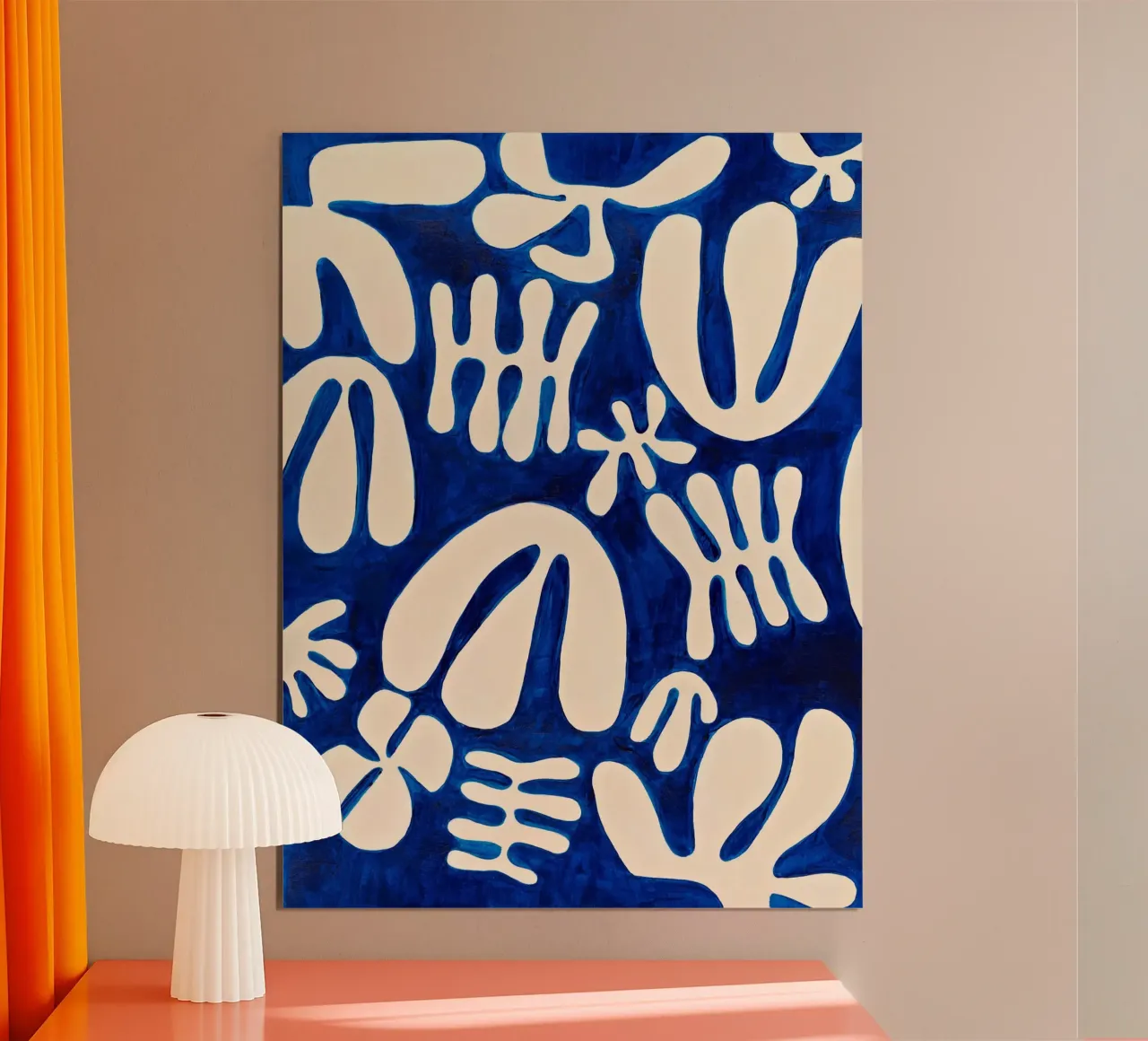 Marisol Evora - Fiori bianchi e blu poster con telaio in plastica da The Artcircle