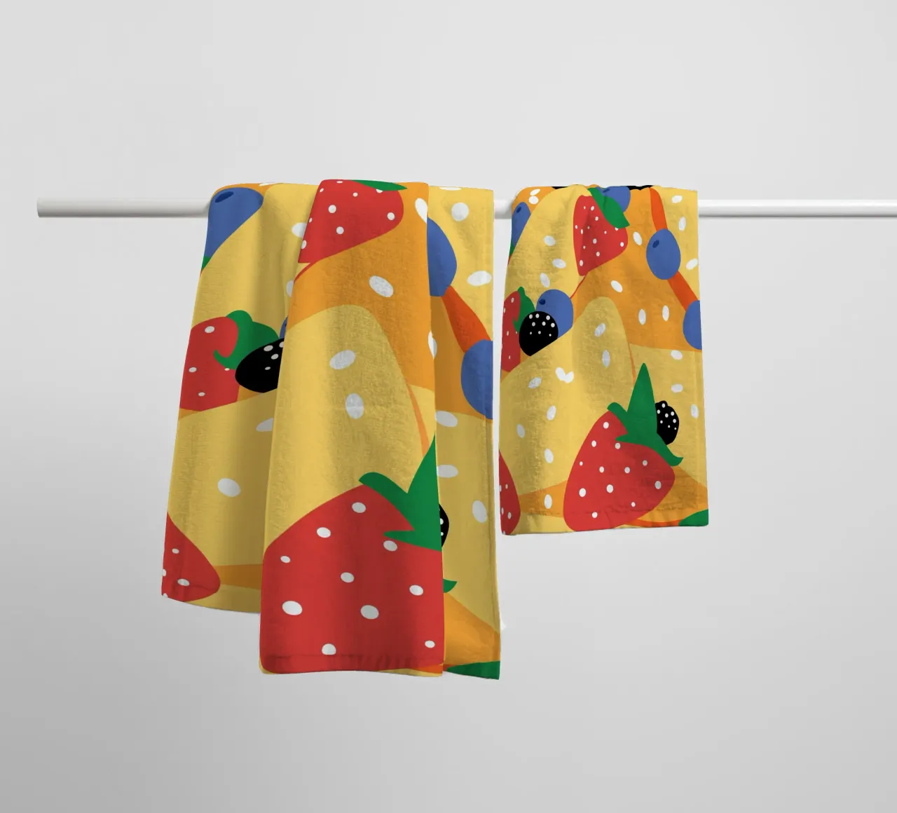 Torta con fragole e mirtilli asciugamano da bagno da OFFICIAL FRUIT & VEGETABLES