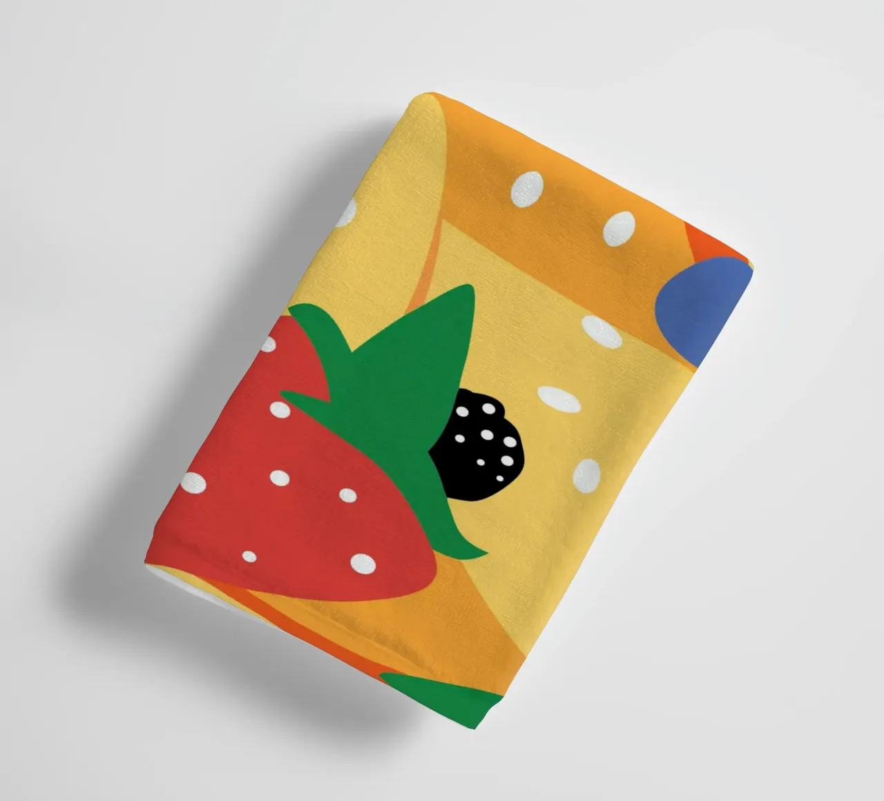 Torta con fragole e mirtilli asciugamano da bagno da OFFICIAL FRUIT & VEGETABLES