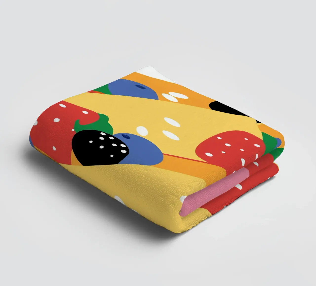 Torta con fragole e mirtilli asciugamano da bagno da OFFICIAL FRUIT & VEGETABLES