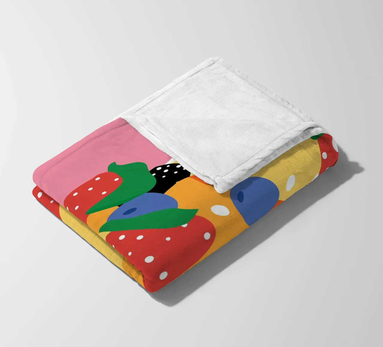 Torta con fragole e mirtilli coperta in pile da OFFICIAL FRUIT & VEGETABLES