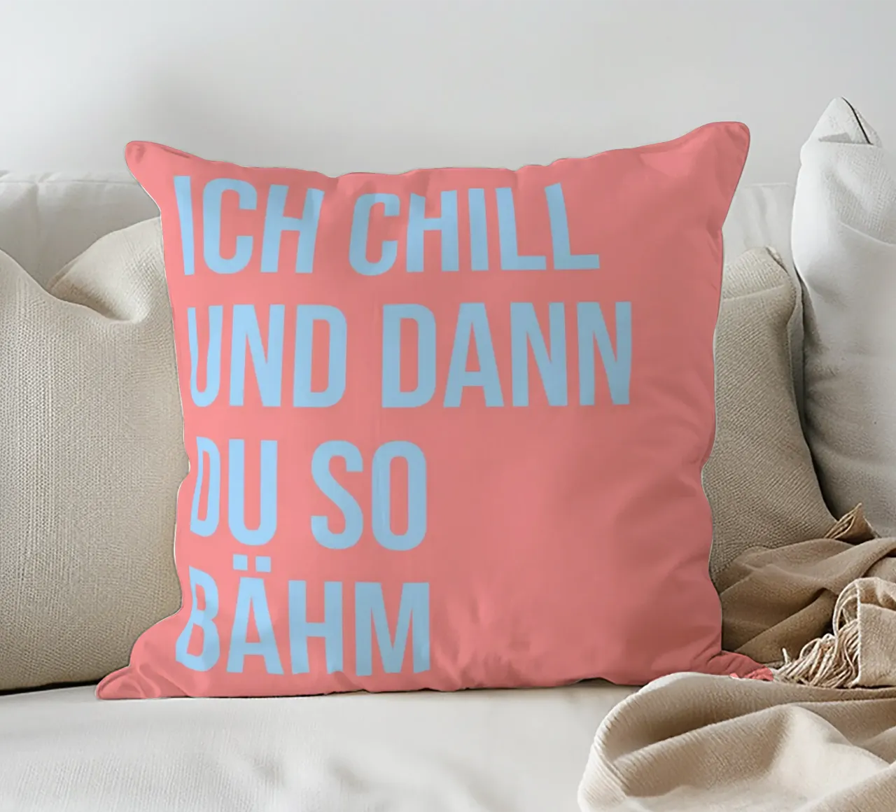 ICH CHILL UND DANN DU SO BÄHM (6 Farbvarianten) cuscino da FRICKE DESIGN