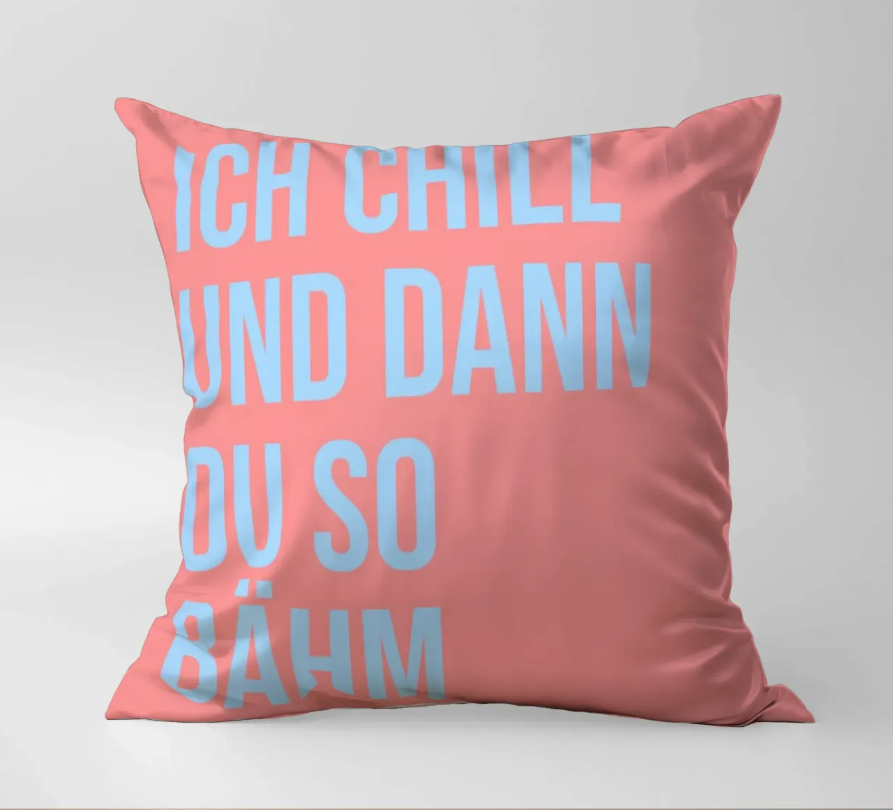 ICH CHILL UND DANN DU SO BÄHM (6 Farbvarianten) cuscino da FRICKE DESIGN