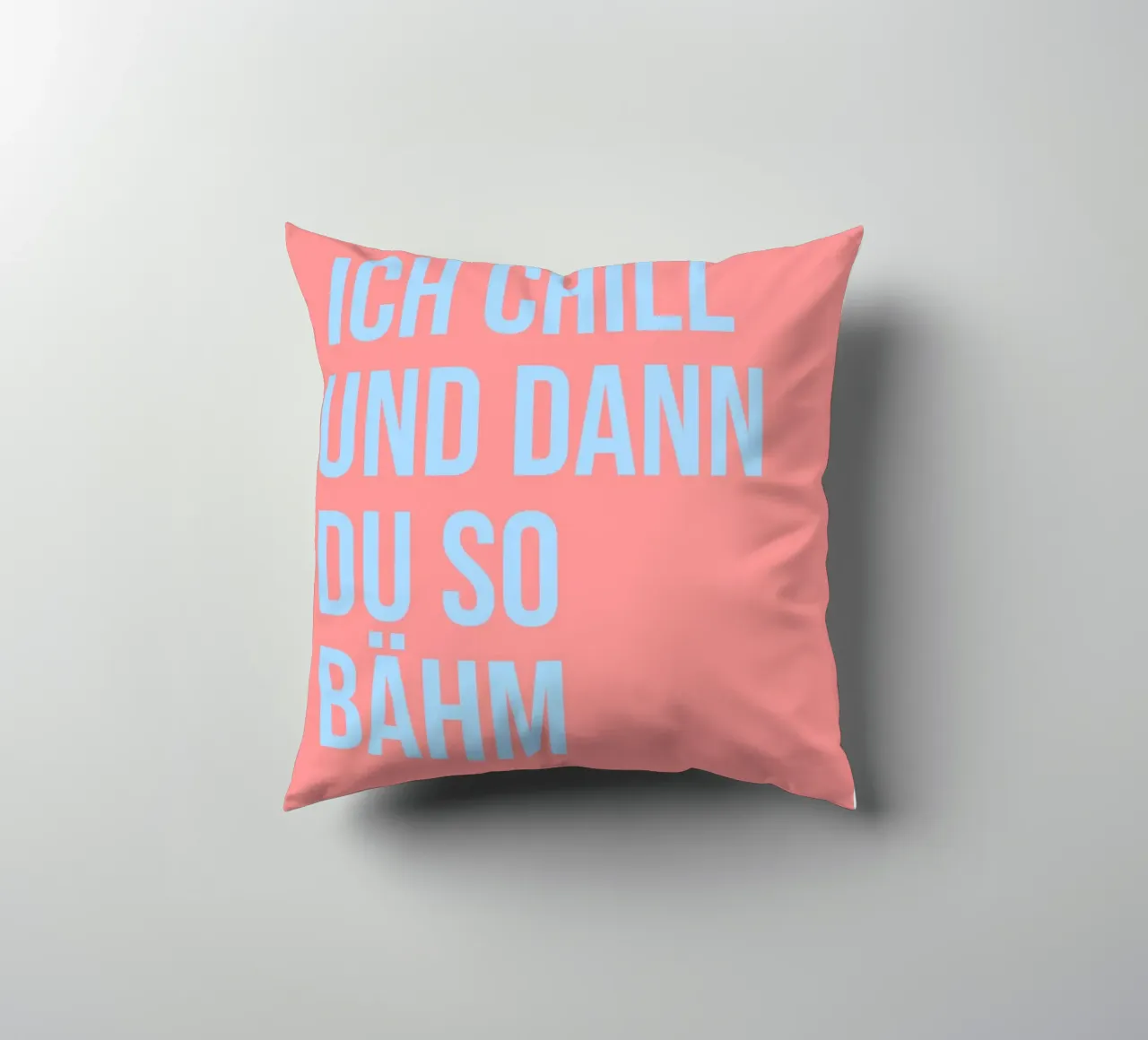 ICH CHILL UND DANN DU SO BÄHM (6 Farbvarianten) cuscino da FRICKE DESIGN